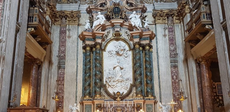 Altare destro della chiesa di sant'Ignazio a Roma dedicato a san Luigi Gonzaga e tomba del santo